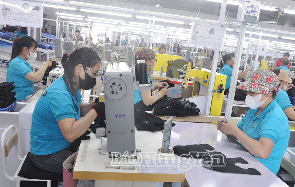 Sản xuất tại Công ty TNHH giày KIMTOP ở xã Tiên La.