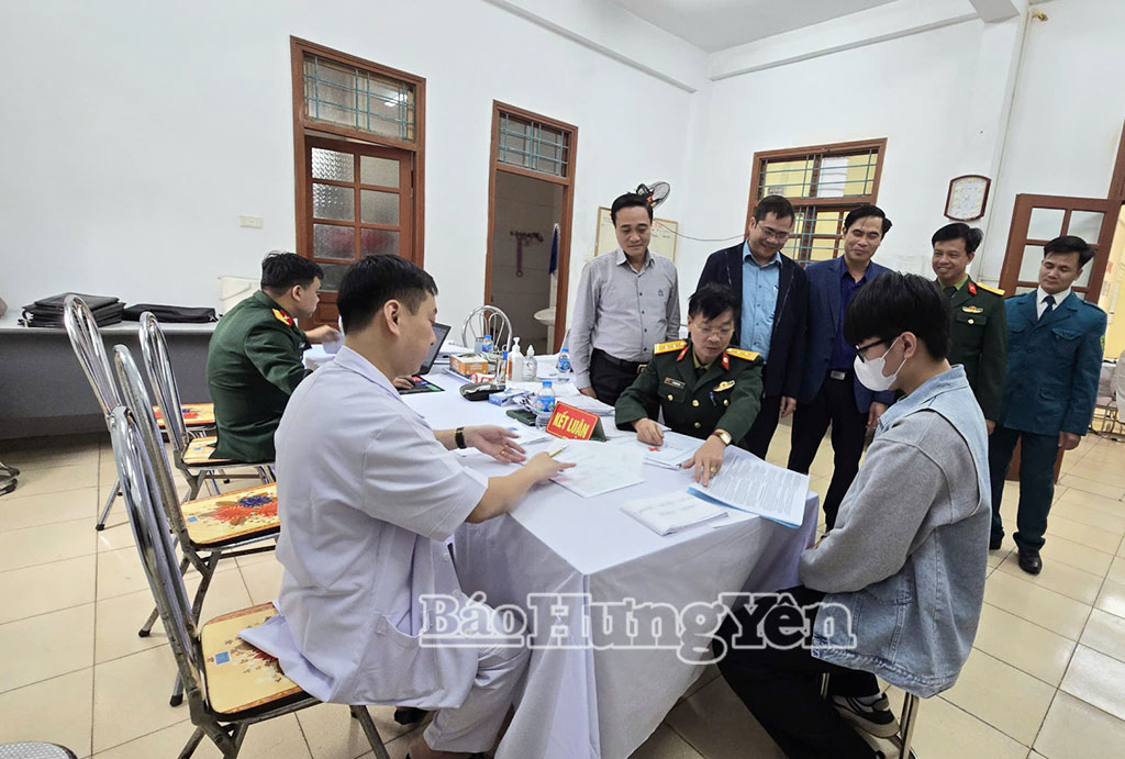 Lãnh đạo xã Đại Đồng động viên thanh niên tham gia khám tuyển sức khỏe NVQS năm 2026.