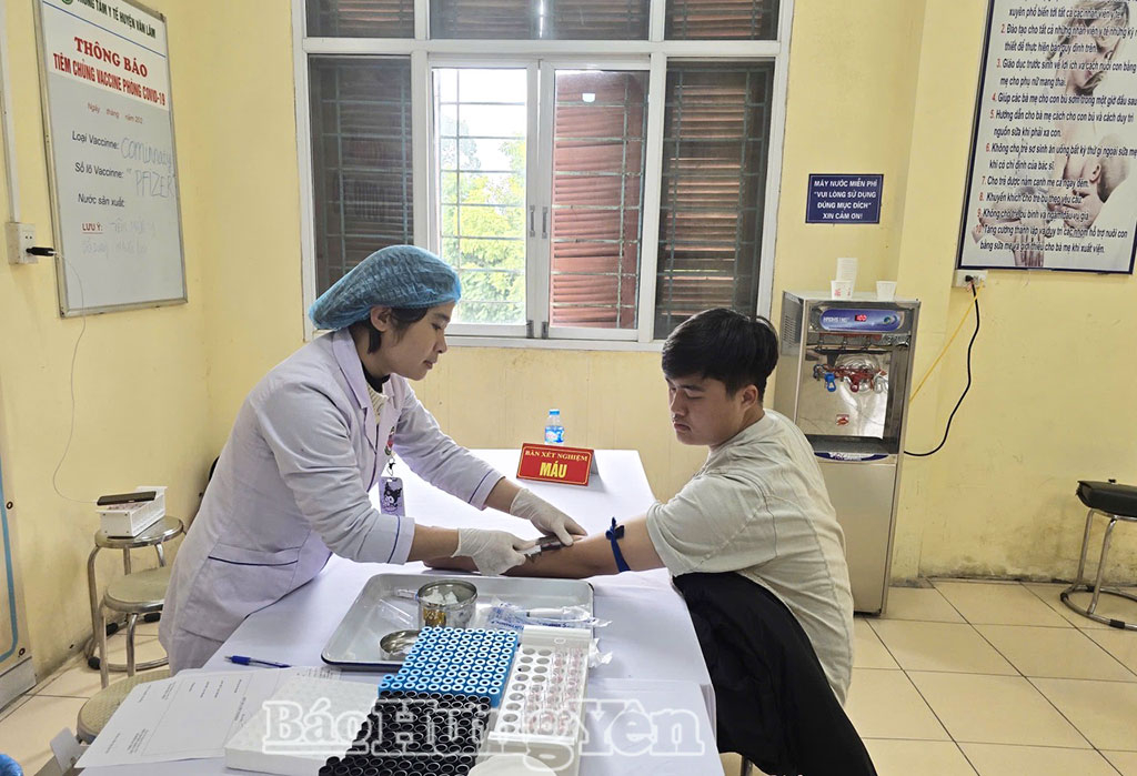 Thanh niên xã Đại Đồng đến khám tuyển sức khỏe NVQS.