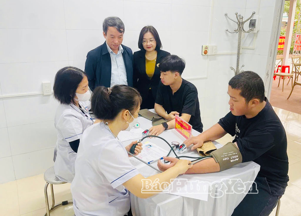 Lãnh đạo xã Thần Khê động viên thanh niên tham gia khám tuyển sức khỏe nghĩa vụ quân sự năm 2026.