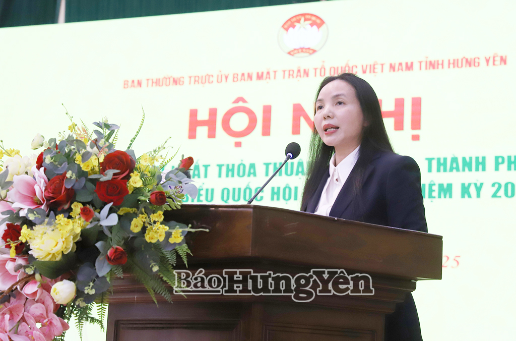 Đồng chí Ngô Thị Kim Hoàn, Ủy viên Ban Thường vụ Tỉnh ủy, Phó Chủ tịch Thường trực Ủy ban MTTQ Việt Nam tỉnh điều hành hội nghị.