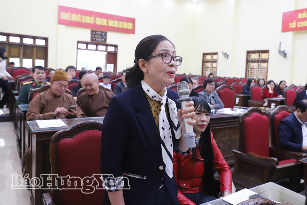 Đại biểu tham dự hội nghị đóng góp ý kiến.