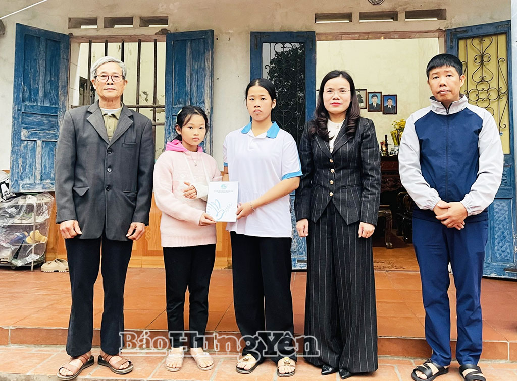 Bà Vũ Hồng Luyến, Phó Chủ tịch Ủy ban MTTQ Việt Nam tỉnh, Chủ tịch Hội Liên hiệp Phụ nữ tỉnh (thứ hai từ phải sang) trao quà hỗ trợ đại diện gia đình chị Hương.