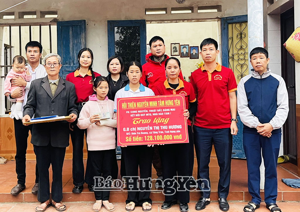 Hội thiện nguyện Minh Tâm Hưng Yên trao trên 128 triệu đồng hỗ trợ gia đình chị Hương.