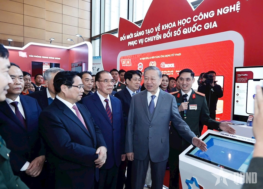Các đồng chí lãnh đạo Đảng, Nhà nước tham quan các gian hàng trưng bày tại Hội nghị toàn quốc về đột phá phát triển khoa học, công nghệ, đổi mới sáng tạo và chuyển đổi số quốc gia, tháng 1-2025. Ảnh: Báo QĐND