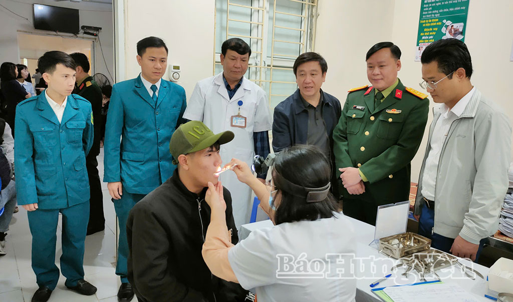 Lãnh đạo xã Đoàn Đào đến động viên thanh niên khám tuyển sức khỏe NVQS.