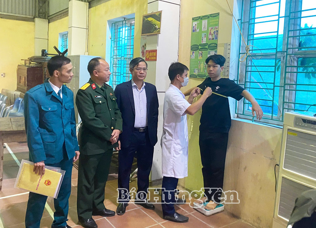 Đại diện lãnh đạo Phòng thủ khu vực 1- Yên Mỹ và xã Lương Bằng kiểm tra, động viên các công dân tham gia khám tuyển sức khỏe.