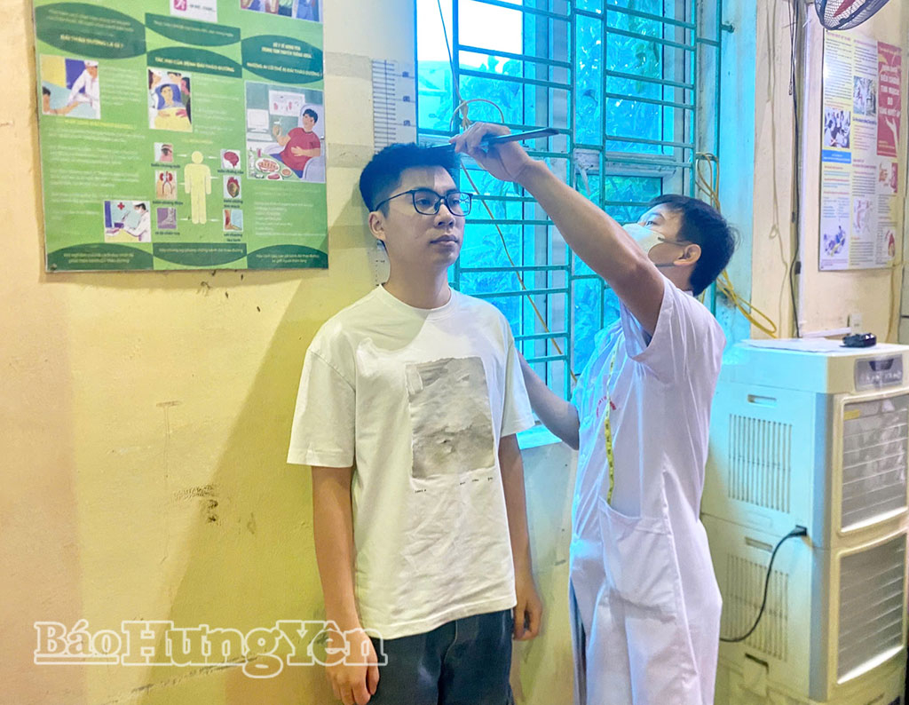 Công dân xã Lương Bằng tham gia khám tuyển sức khỏe nghĩa vụ quân sự.