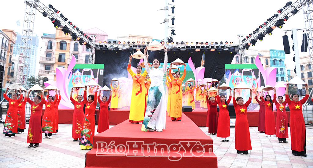 Màn đồng diễn trong Festival áo dài du lịch Việt Nam năm 2025.