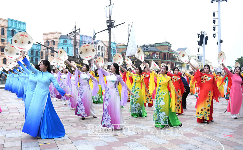 Trình diễn thời trang “Áo dài qua các vùng miền”.