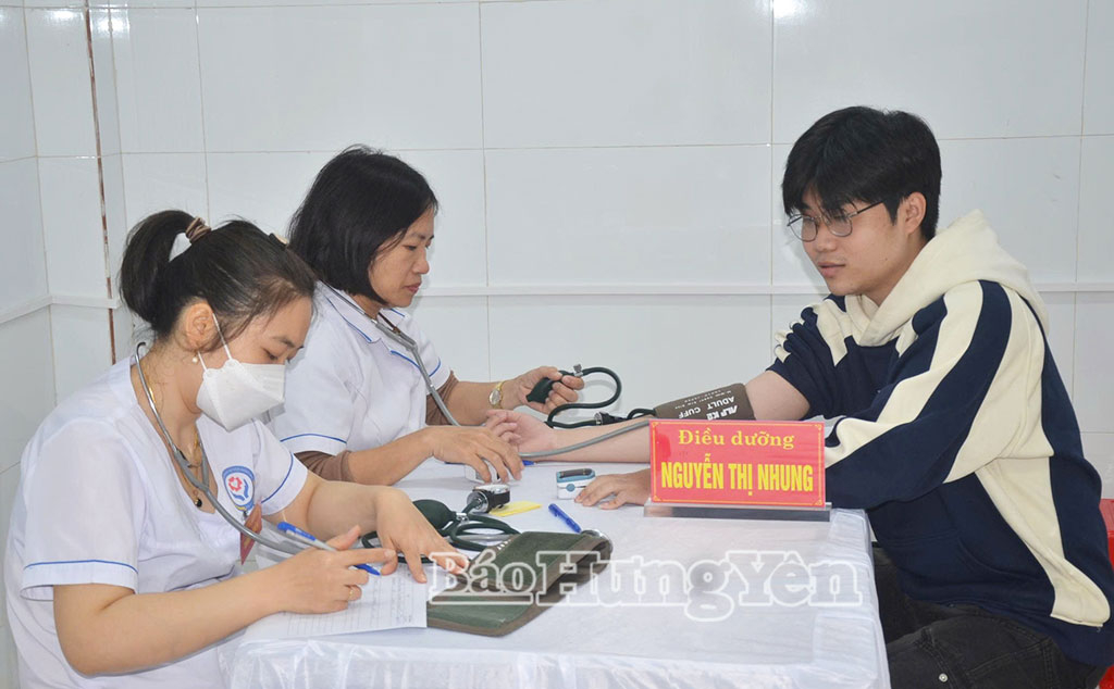 Thanh niên xã Hưng Hà tham gia khám tuyển sức khỏe nghĩa vụ quân sự.