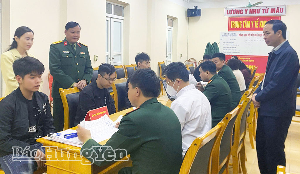 Đại diện lãnh đạo Phòng thủ khu vực 1 - Yên Mỹ và xã Đức Hợp kiểm tra, động viên các công dân tham gia khám tuyển sức khỏe nghĩa vụ quân sự.