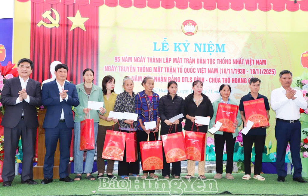 Tặng quà các hộ nghèo thôn Hoàng Cả, xã Ân Thi.