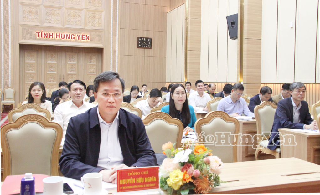 Đồng chí Nguyễn Hữu Nghĩa, Ủy viên BCH Trung ương Đảng, Bí thư Tỉnh ủy cùng các đại biểu dự hội nghị tại điểm cầu Hưng Yên