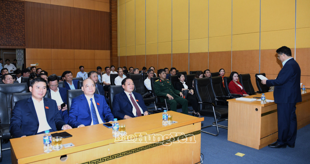 Đồng chí Trần Quốc Văn, Phó Bí thư Tỉnh ủy, Chủ tịch HĐND tỉnh và các đại biểu tại tổ thảo luận số 3.