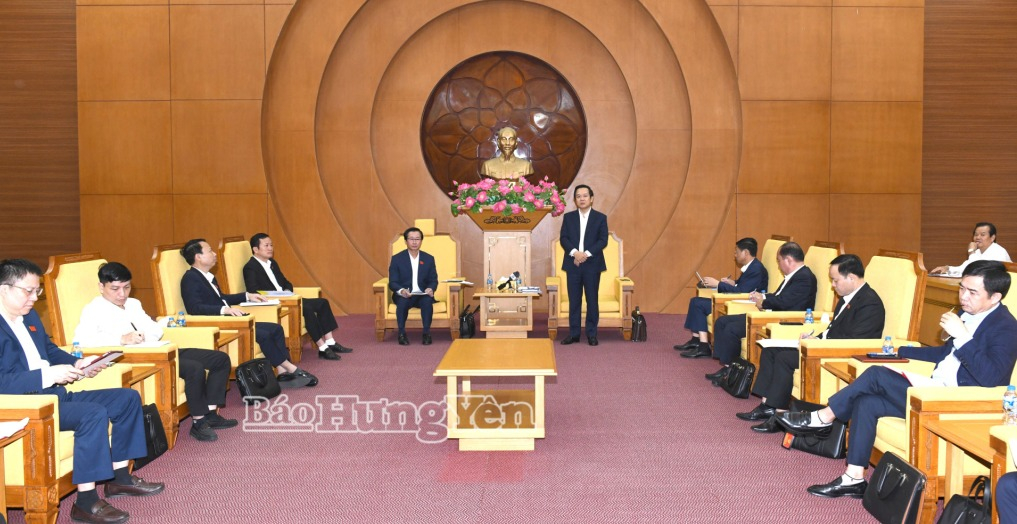 Đồng chí Phạm Quang Ngọc, Phó Bí thư Tỉnh ủy, Chủ tịch UBND tỉnh và các đại biểu tại tổ thảo luận số 4.