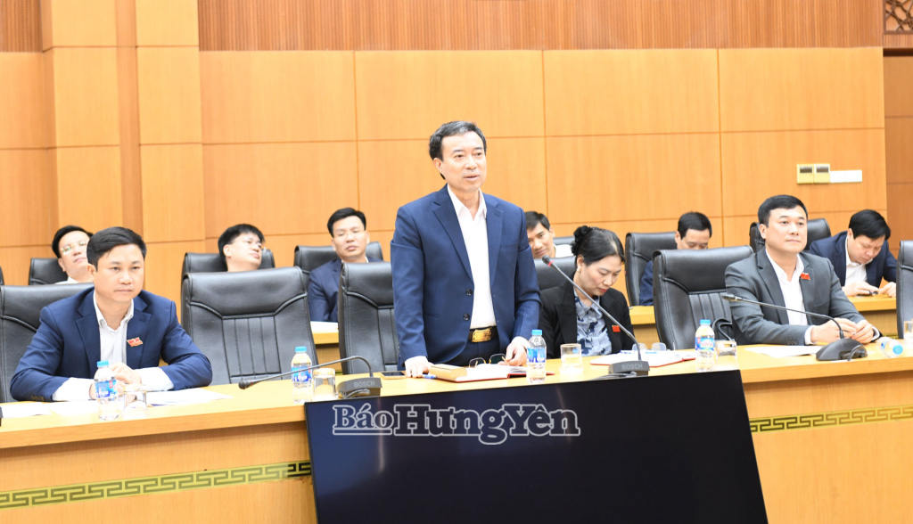 Đại biểu thảo luận tại tổ thảo luận số 2.