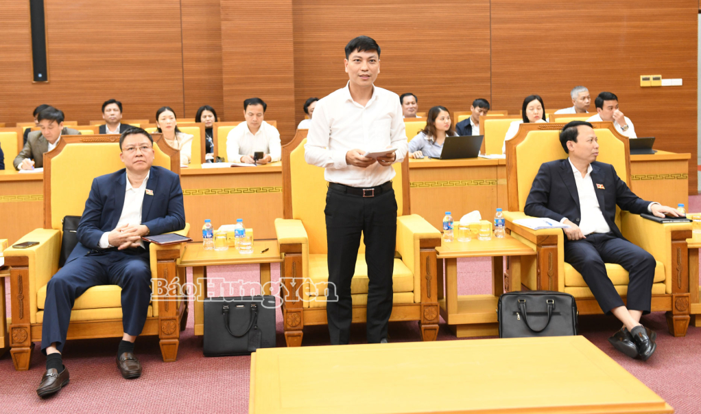 Đại biểu thảo luận tại tổ thảo luận số 4.