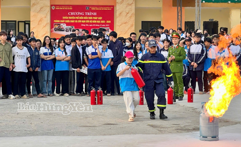 Học sinh Trường THPT Tiên Lữ thực hành kỹ năng sử dụng bình chữa cháy. 