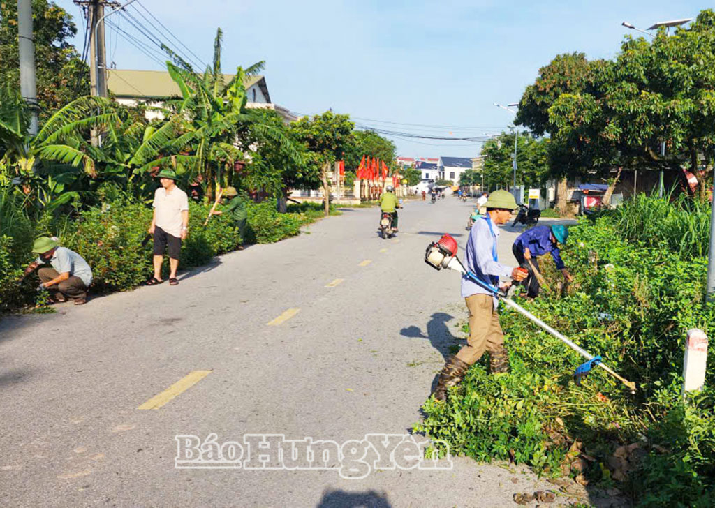 Cán bộ, Nhân dân xã Triệu Việt Vương tổng vệ sinh môi trường.