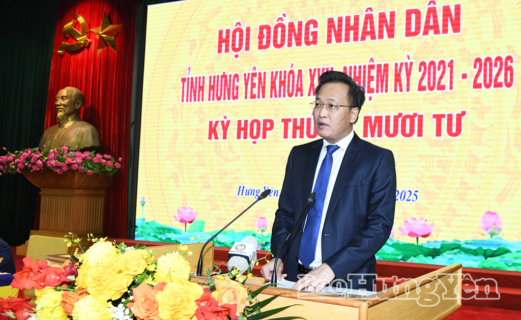 Đồng chí Bí thư Tỉnh ủy Nguyễn Hữu Nghĩa phát biểu tại kỳ họp.