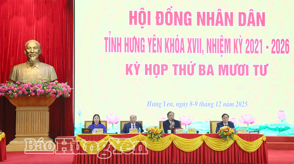 Đoàn Chủ tọa kỳ họp.