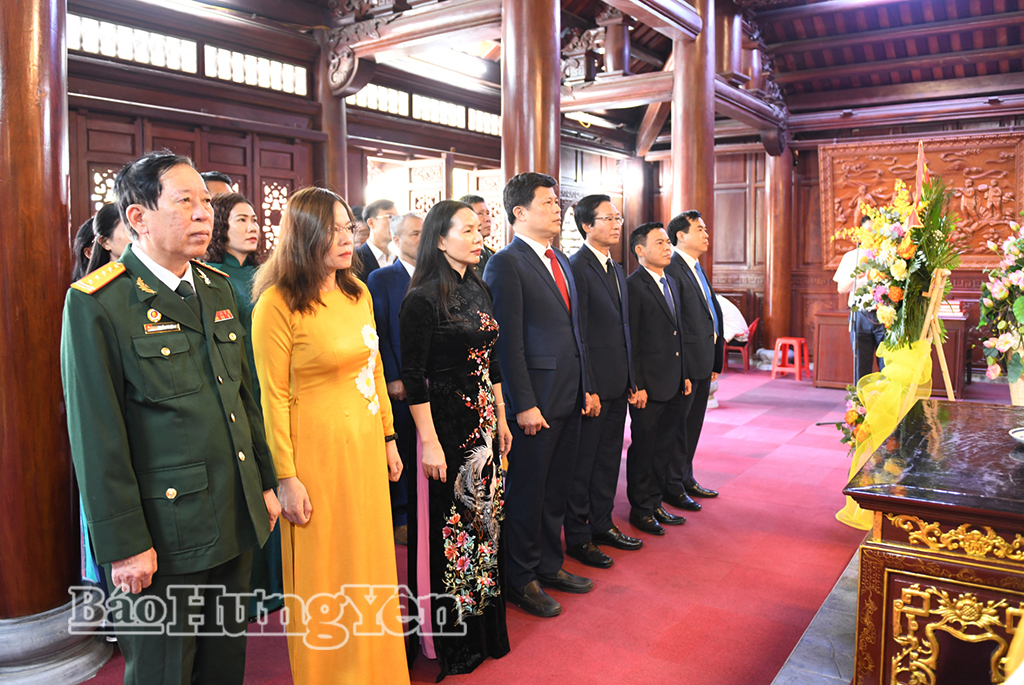 Các đại biểu dâng hương, dâng hoa tưởng niệm Chủ tịch Hồ Chí Minh tại Đền thờ Bác Hồ (phường Trà Lý).