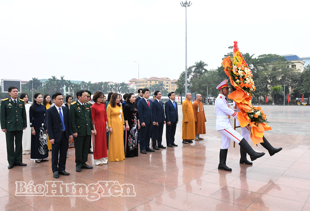Các đại biểu dâng hoa tại Tượng đài Tổng Bí thư Nguyễn Văn Linh (phường Phố Hiến).