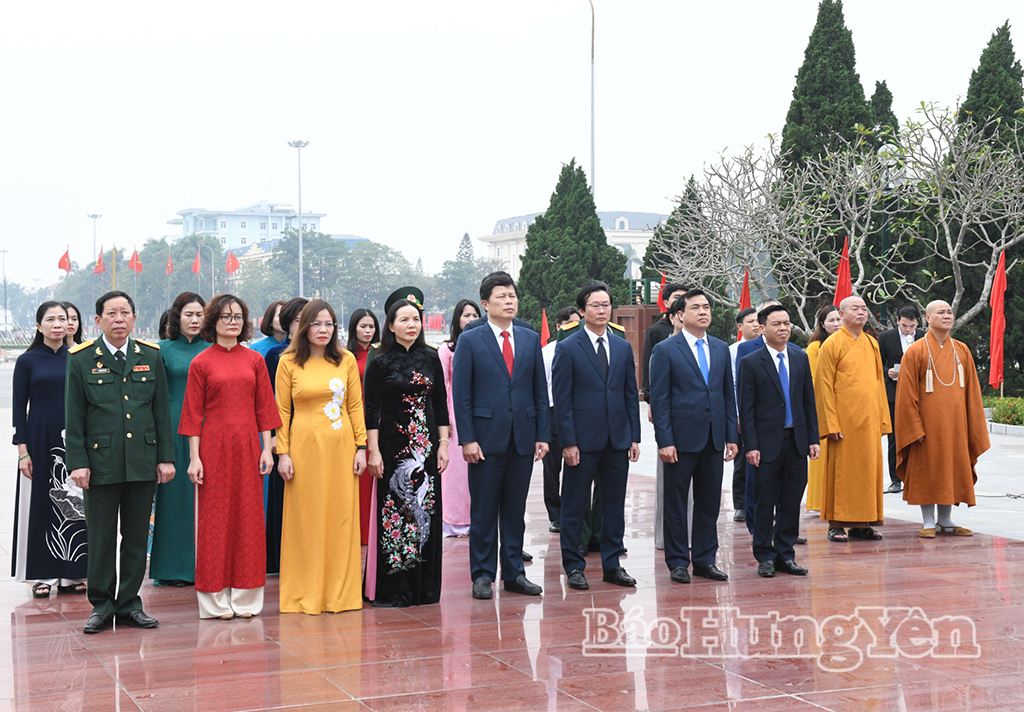 Các đại biểu đặt vòng hoa, dâng hương tại Đài tưởng niệm các anh hùng liệt sĩ tỉnh (phường Phố Hiến).