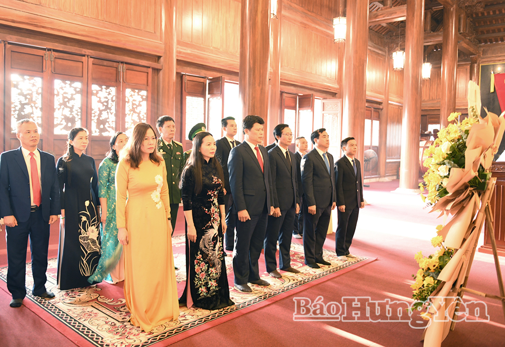 Các đại biểu dâng hương, dâng hoa viếng các anh hùng liệt sĩ tại Đền thờ Liệt sĩ tỉnh (phường Trần Hưng Đạo).