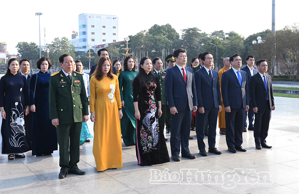 Các đại biểu dâng hương, dâng hoa tưởng niệm đồng chí Nguyễn Đức Cảnh tại Tượng đài đồng chí Nguyễn Đức Cảnh (phường Thái Bình).