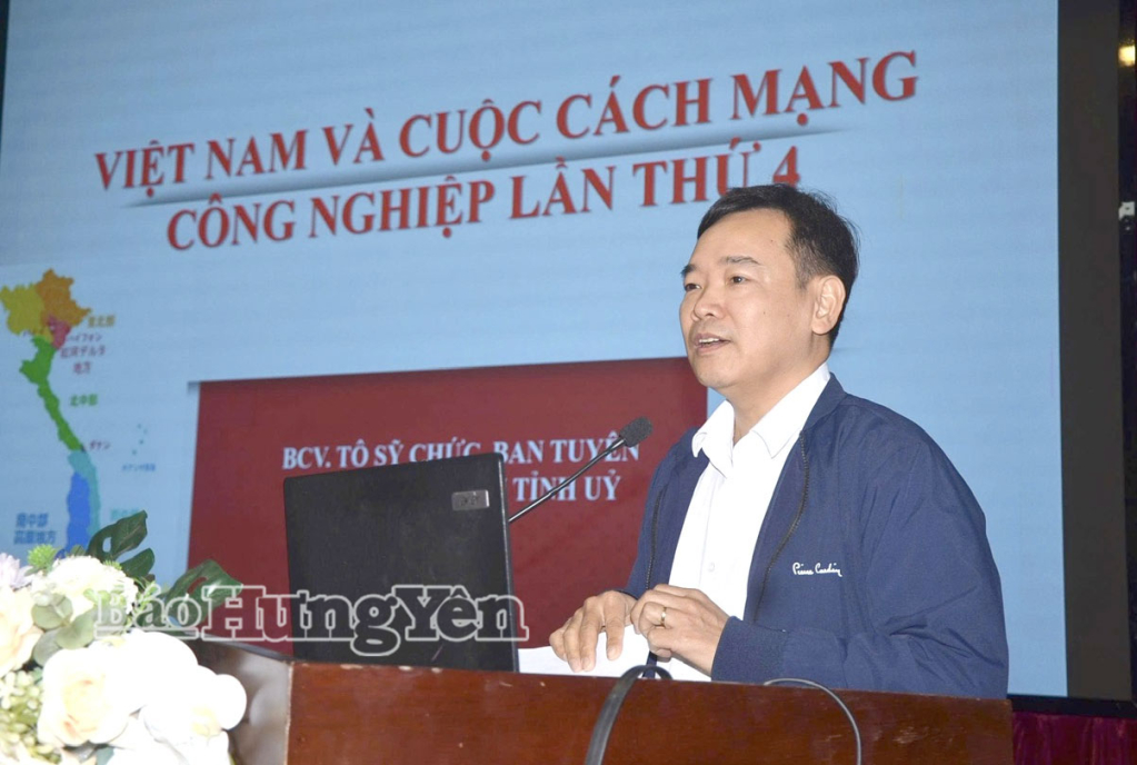 Đại diện Ban Tuyên giáo và Dân vận Tỉnh ủy truyền đạt chuyên đề Việt Nam và cuộc cách mạng công nghiệp lần thứ 4.