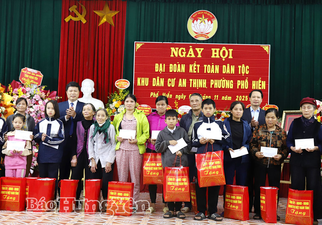 Đồng chí Phó Bí thư Thường trực Tỉnh ủy Trần Quốc Toản trao quà của Tỉnh ủy, HĐND, UBND, Ủy ban MTTQ Việt Nam tỉnh tặng hộ nghèo khu dân cư An Thịnh, phường Phố Hiến trong Ngày hội Đại đoàn kết toàn dân tộc năm 2025.