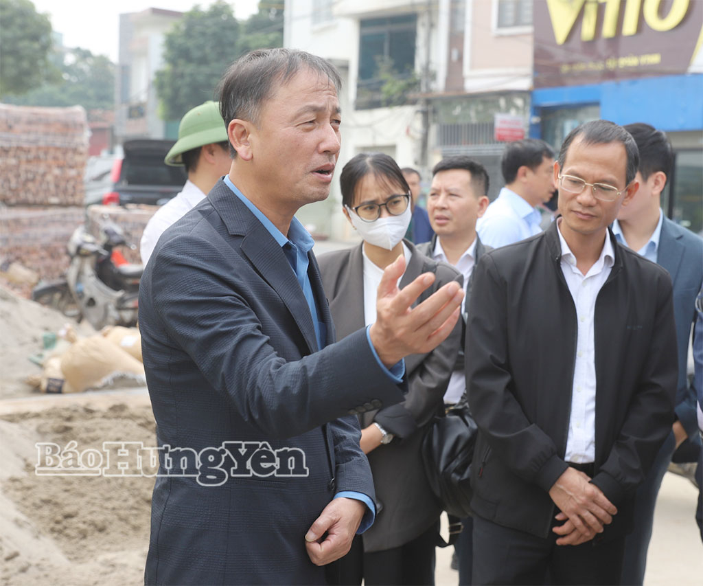 Đồng chí Phó Chủ tịch UBND tỉnh Nguyễn Hùng Nam kiểm tra công tác giải phóng mặt bằng dự án đầu tư xây dựng đường Vành đai 4 - Vùng Thủ đô Hà Nội tại xã Lạc Đạo.