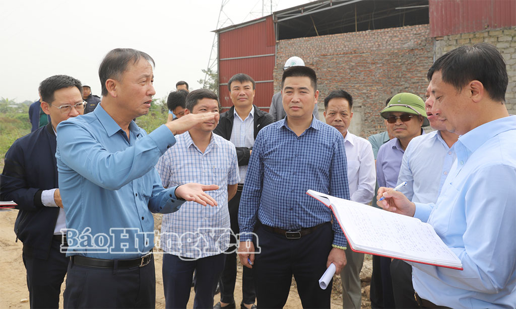 Đồng chí Phó Chủ tịch UBND tỉnh Nguyễn Hùng Nam kiểm tra công tác giải phóng mặt bằng dự án đầu tư xây dựng đường Vành đai 4 - Vùng Thủ đô Hà Nội tại xã Mễ Sở.