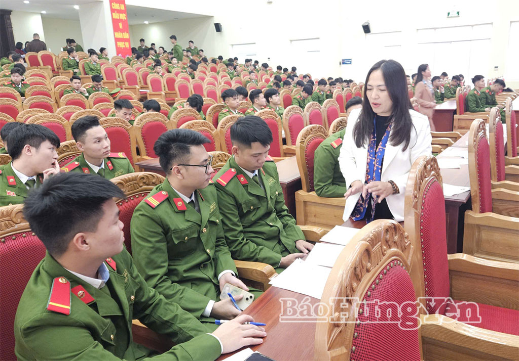 Cán bộ Trung tâm Dịch vụ việc làm Hưng Yên tư vấn, định hướng nghề nghiệp cho các chiến sĩ.