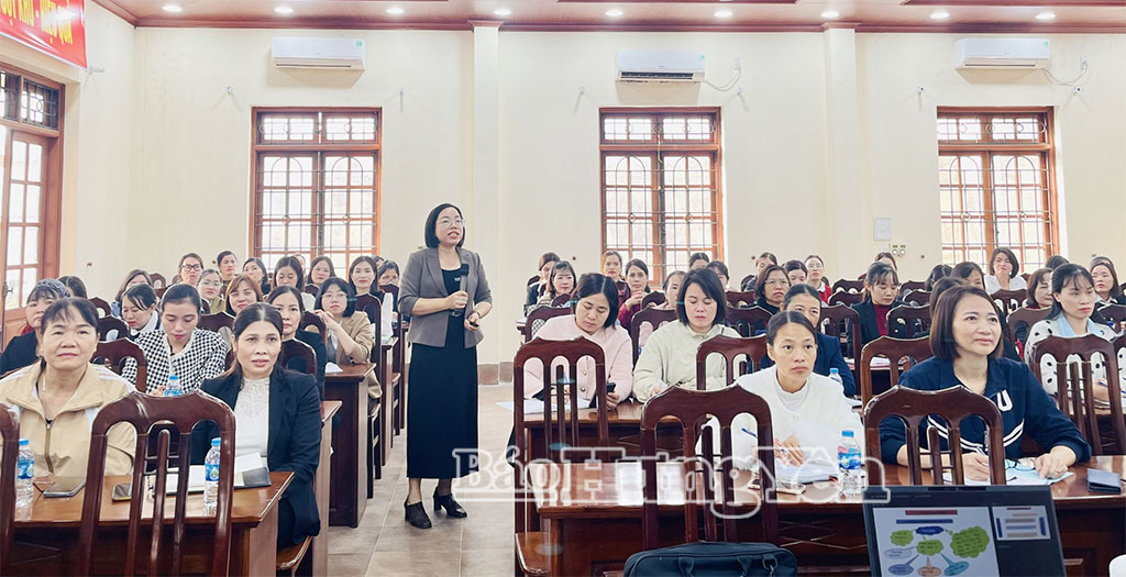 Giảng viên truyền đạt kiến thức tại lớp tập huấn.