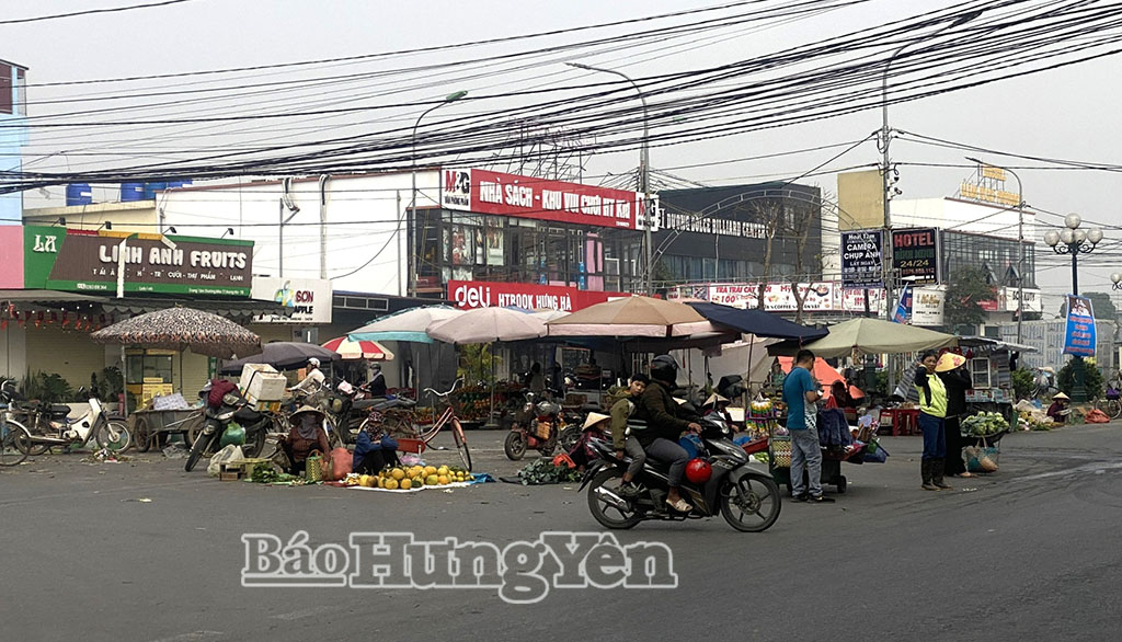 Đường ĐH.59 đoạn qua xã Hưng Hà bị lấn chiếm để bày bán hàng hóa, để xe gây mất mỹ quan, ô nhiễm môi trường và mất an toàn giao thông.