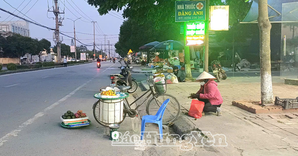 Một số xe bán hàng rong ngang nhiên dựng đỗ xe, bán hàng ngay dưới lòng đường Hải Thượng Lãn Ông ở phường Phố Hiến gây mất an toàn giao thông. 