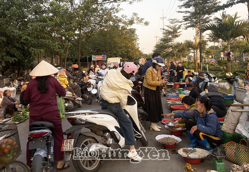 Cả đoạn đường gom ở khu phố chợ Gạo bị lấn chiếm để bày bán hàng hóa và thường xuyên gây ùn tắc.