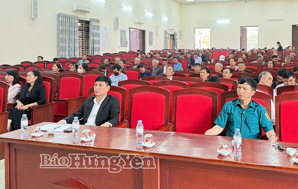 Các đại biểu HĐND xã và cử tri dự hội nghị. 