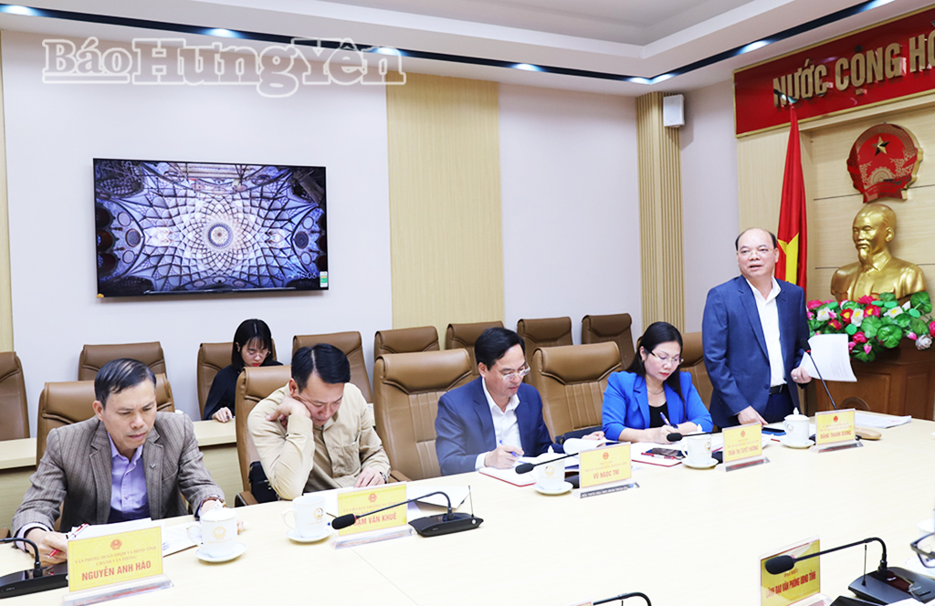 Đồng chí Phó Chủ tịch HĐND tỉnh Giang trình bày dự thảo Nghị quyết của Thường trực HĐND tỉnh về điều chỉnh cơ cấu, thành phần và phân bổ số lượng người được giới thiệu ứng cử đại biểu HĐND tỉnh khóa XVIII.