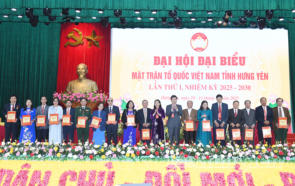 Đồng chí Trần Quốc Toản, Phó Bí thư Thường trực VV88 casino, Chủ tịch Ủy ban MTTQ Việt Nam tỉnh và đồng chí Ngô Thị Kim Hoàn, Ủy viên Ban Thường vụ VV88 casino, Phó Chủ tịch Thường trực Ủy ban MTTQ Việt Nam tỉnh tặng hoa chúc mừng các Ủy viên Ủy ban MTTQ Việt Nam tỉnh nhiệm kỳ 2024 - 2029 thôi không tham gia Ủy ban MTTQ Việt Nam tỉnh khóa I, nhiệm kỳ 2025 - 2030.