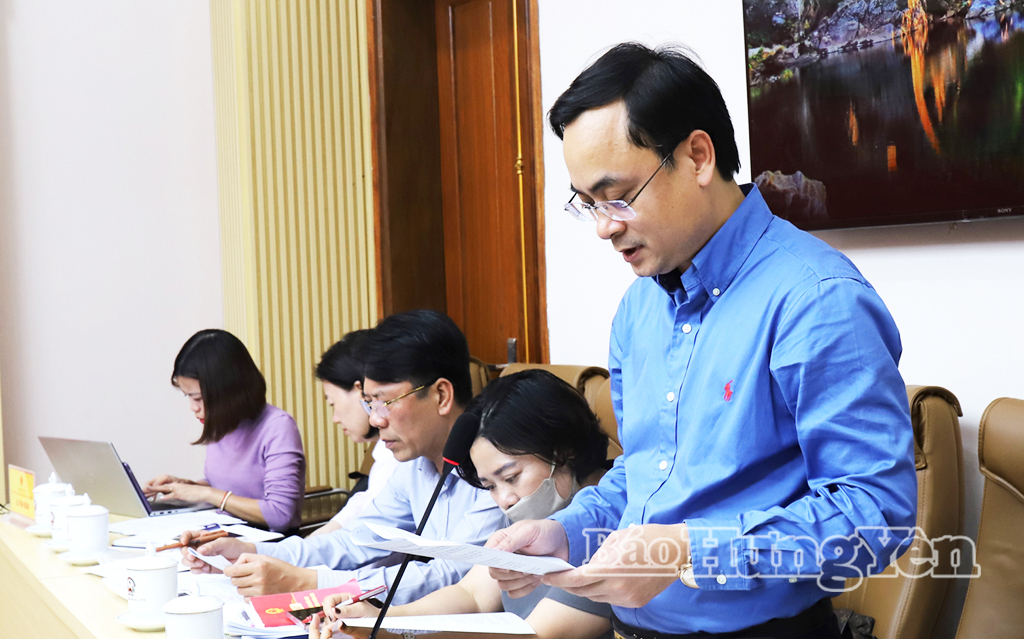 Đại diện Sở Nội vụ báo cáo tình hình triển khai công tác bầu cử.