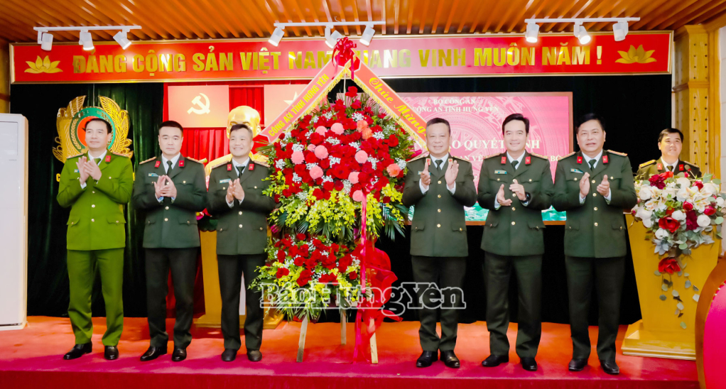 Các đồng chí lãnh đạo Công an tỉnh Hưng Yên tặng hoa chúc mừng đồng chí Đại tá Nguyễn Quốc Vương.