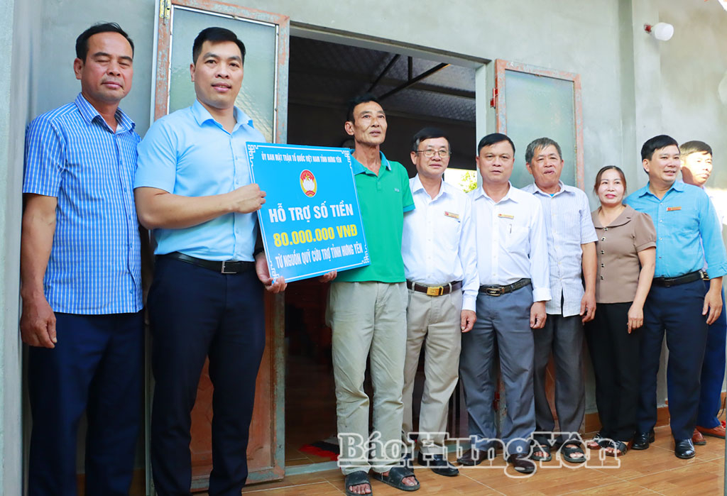 Trao kinh phí hỗ trợ xây nhà “Đại đoàn kết ” cho anh Đào Duy Việt, thôn Vạn Thắng.