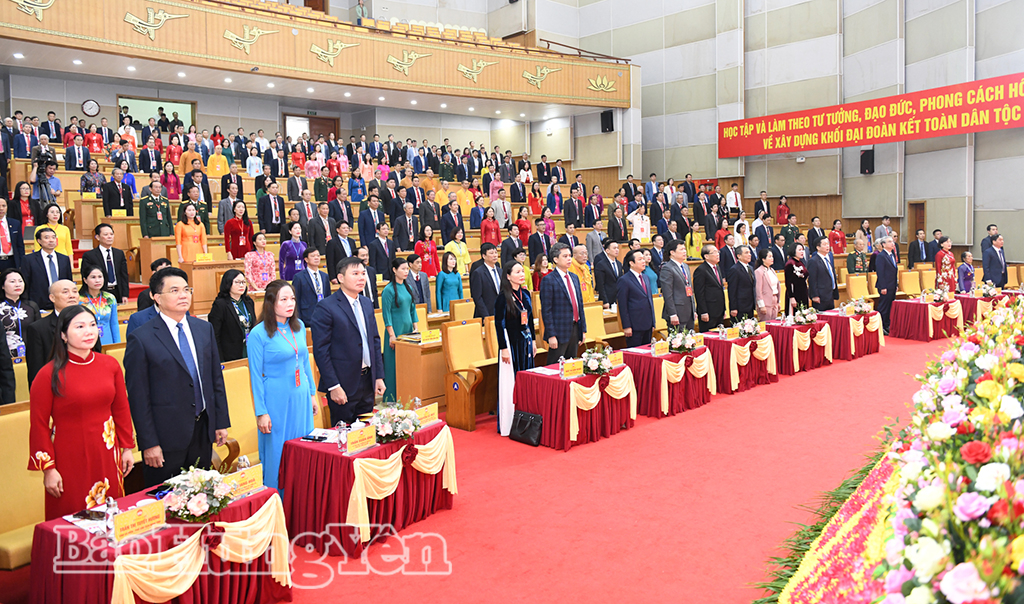 Các đại biểu thực hiện nghi lễ chào cờ tại Đại hội.