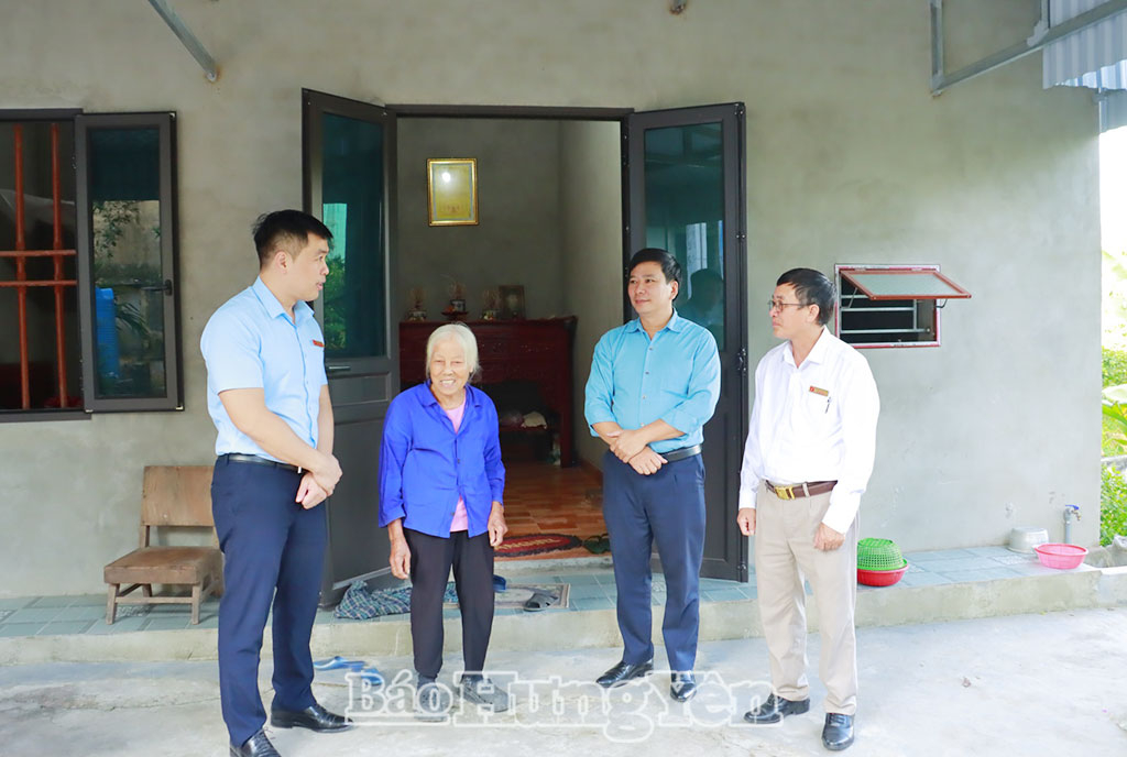 Lãnh đạo xã Nam Tiên Hưng thăm bà Nguyễn Thị Nghiên, thôn Vạn Lộc - một trong các hộ nghèo được hỗ trợ xóa nhà dột nát.