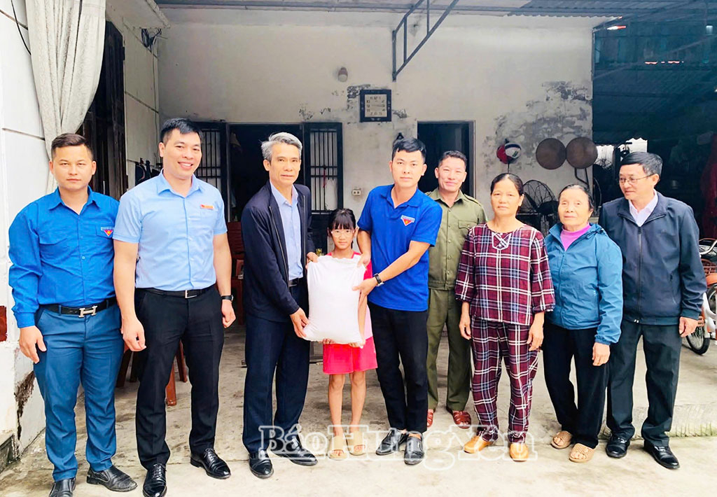 Lãnh đạo xã, Đoàn Thanh niên xã trao gạo cho em Diệp Bảo Nhi, thôn Kim Bôi.