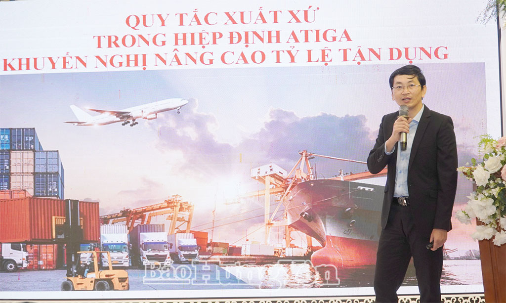 Chuyên gia của Bộ Công Thương phổ biến các nội dung tại hội nghị tập huấn.